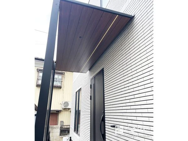 光が迎える玄関へ。ライン照明付きテラスSC