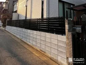 道路からの視線をやさしく遮る目隠しフェンス[施工後]