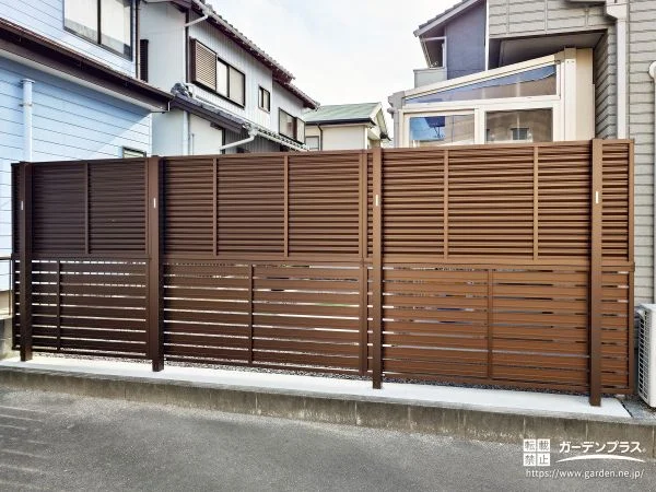 視線を遮るだけでなく、お庭全体の背景として機能する目隠しフェンス