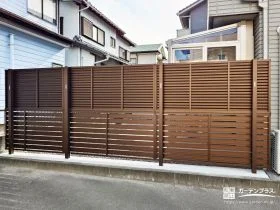 視線を遮るだけでなく、お庭全体の背景として機能する目隠しフェンス