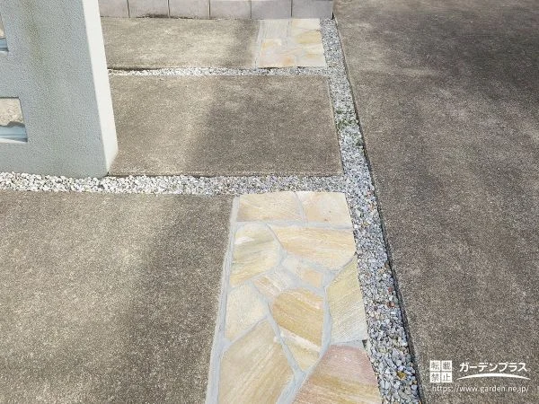 乱形石をあしらった玄関アプローチ