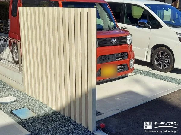 道路側からの視線を優しくやわらげる枕木風スクリーン設置工事