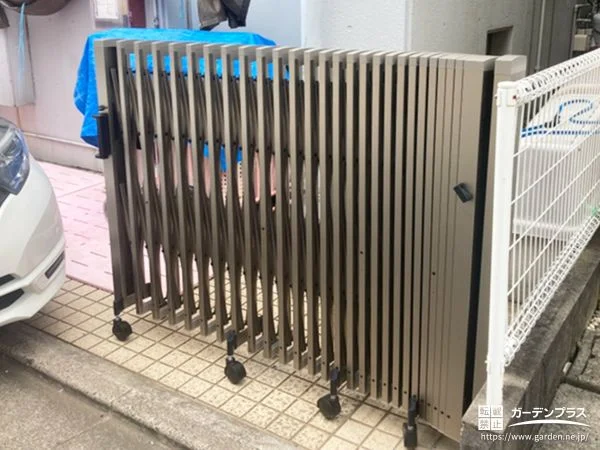 No.29744 駐車スペースの防犯性を高める伸縮式カーゲートを設置した工事[施工後]