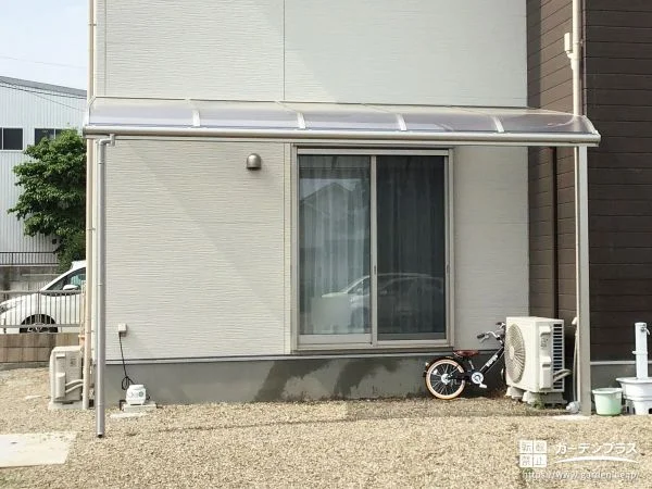 洗濯物干しに便利にお使いいただけるテラス屋根を設置した工事