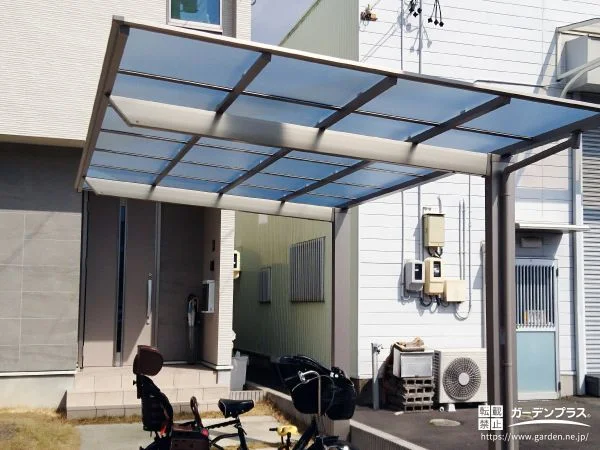 玄関前を雨や日差しから守るフラット屋根のカーポート工事