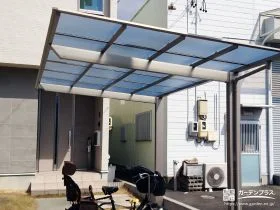 玄関前を雨や日差しから守るフラット屋根のカーポート工事