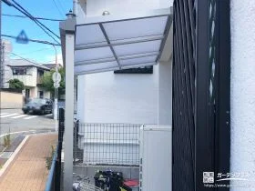 自転車を雨から守るスリムなテラス屋根を設置したリフォーム工事