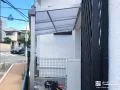 自転車を雨から守るスリムなテラス屋根を設置したリフォーム工事