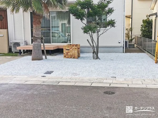 白砂利で明るく清潔感のある前庭空間へ整えた雑草対策工事
