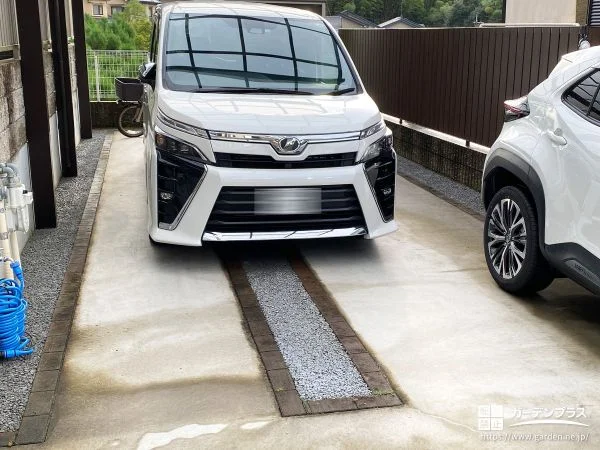 駐車スペースのアクセントになるスリット部分への舗装工事