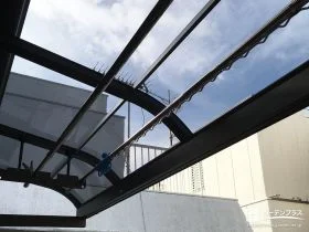 洗濯物を快適に干せる物干し付きのバルコニー屋根設置工事