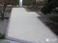 レンガの縁取りが優しく彩る玄関アプローチへの舗装をした工事