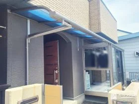 玄関まわりを雨から守り快適な動線をつくるバルコニー屋根工事