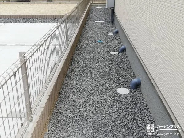 雑草対策と排水性を両立した犬走りの砂利敷きリフォーム工事