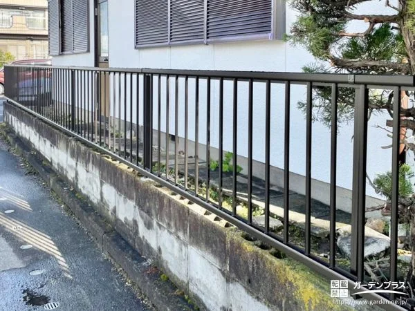 道路と敷地を区切りと見通しも確保する境界フェンス設置工事