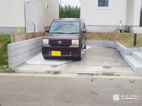 ゆとりある駐車スペースも美しい景観の一部に[施工後]