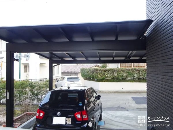 建物と美しく納まる、ブラックで統一したカーポート