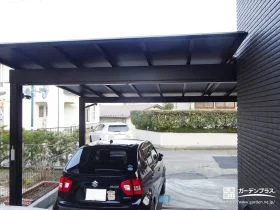 建物と美しく納まる、ブラックで統一したカーポート