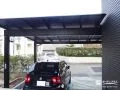 建物と美しく納まる、ブラックで統一したカーポート
