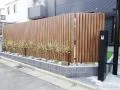 シンプルだから映える、門柱と植栽の引き算デザイン