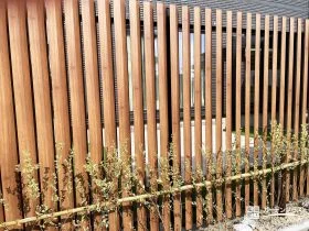 外からの視線を遮りながら、木の質感で街並みに馴染むスクリーン[施工後]