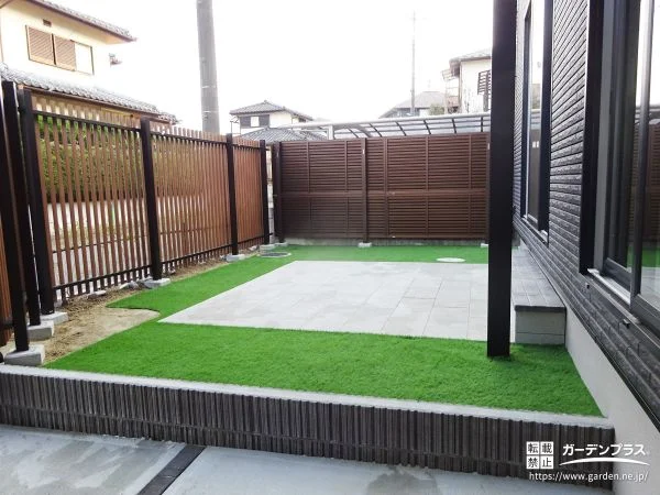 リビングからそのまま楽しめる、くつろぎのテラス空間