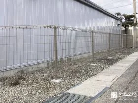 敷地を区切る、シンプルな境界フェンス[施工後]