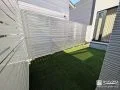 プライベートな時間を楽しめる、人工芝のお庭と目隠しフェンス