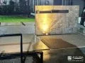夜のライトアップが映える上質な門柱