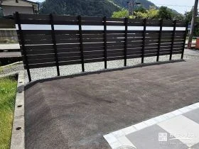 道路沿いの視線をやさしく遮る、2色のカラーがおしゃれな目隠しフェンス[施工後]