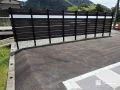 道路沿いの視線をやさしく遮る、2色のカラーがおしゃれな目隠しフェンス