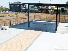 広い敷地を使いやすく整えた、ゆとりある駐車スペースの新築外構