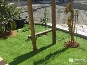 人工芝のお庭と土間コンクリートで快適に仕上げた外構工事