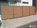 ナチュラルな木目調の目隠しフェンス