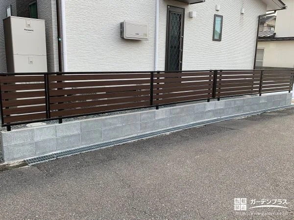 木目調フェンスとコンクリートで整えた暮らしやすい外構工事