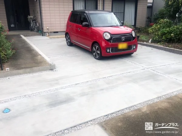 雑草が生い茂った前庭を駐車スペースへ一新したコンクリート工事