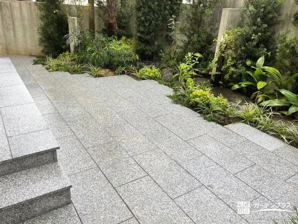 落ち着いた御影石と植栽が調和する上質な中庭リフォーム工事
