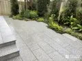 落ち着いた御影石と植栽が調和する上質な中庭リフォーム工事