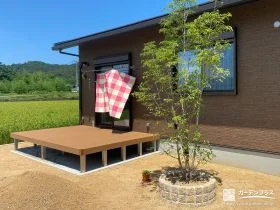 可愛らしい円形の花壇が映えるお庭[施工後]