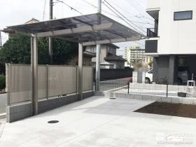 目隠しフェンスとカーポートで快適性を高めた駐車スペース工事