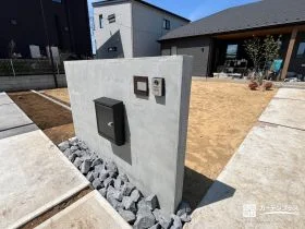 シンプルなモルタル塗り門柱が住まいの顔に[施工後]