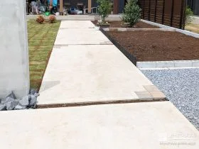 毎日歩きやすい、駐車場とつながるアプローチ[施工後]