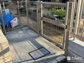 メッシュフェンスと門扉で区切った敷地境界[施工後]