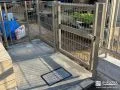 メッシュフェンスと門扉で区切った敷地境界