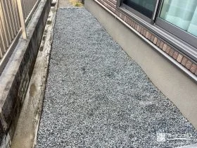 雑草対策を施した犬走り[施工後]