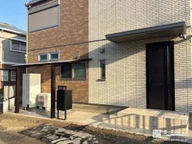 サイクルポートと機能門柱で使い勝手を高めた新築外構工事