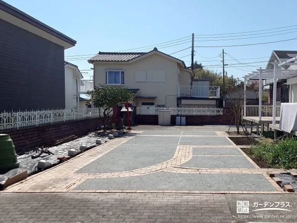 No.29830 レンガでつくった曲線が美しく彩る駐車スペースのリフォーム工事[施工後]