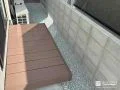 ナチュラルな木目調のウッドデッキ