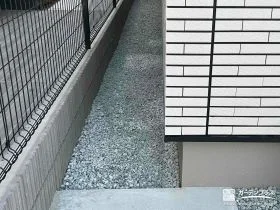 雑草対策を施した犬走り[施工後]