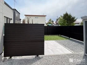 プライバシーをフェンスで確保した人工芝と砂利敷きのお庭工事